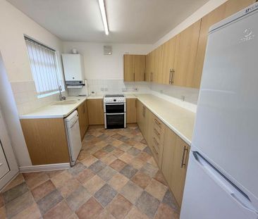 4 bedroom semi-detached house to rent - Photo 6