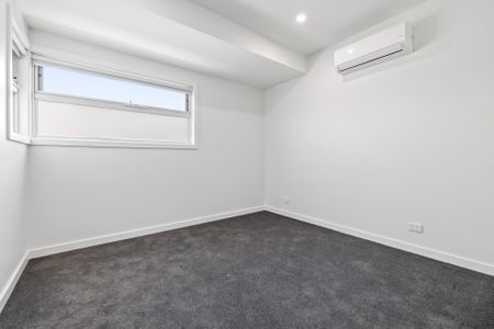 Have it all - Premium living, Practicality, Convenience and Location - Photo 2