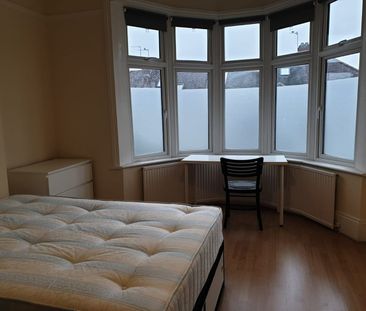 Room in a Shared House, Hanover Road, NW10 - Photo 1