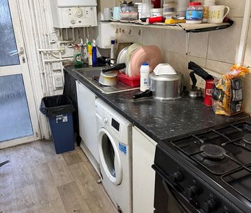 Room in a Shared House, Pemdevon Road, CR0 - Photo 2