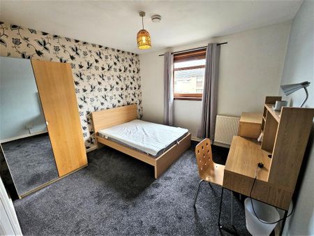 3 bedroom flat to rent - Photo 2