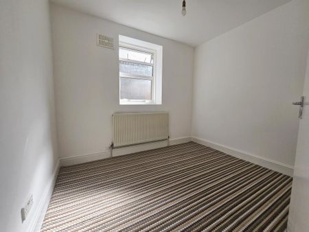 3 bedroom flat to rent - Photo 5