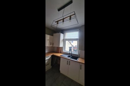 2 Bed Terraced House, Pym St, OL10 - Photo 4