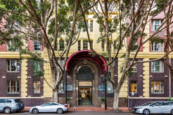Beautifully Renovated Apartment in the Iconic Goldsbrough Building - Photo 1