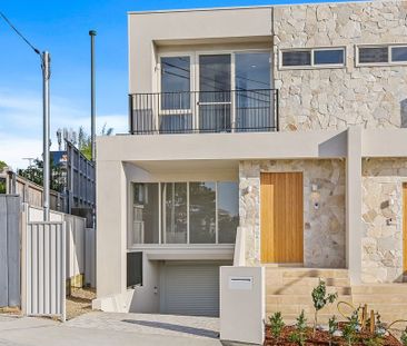 Brand New, Designer Luxury 3-4 Bedroom, 3 Bathroom, 2 Car Basement ... - Photo 5