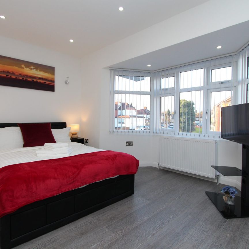 WHITCHURCH LANE, EDGWARE, HA8 - Photo 1