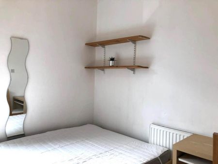 1 bedroom in a flat share to rent - Photo 4