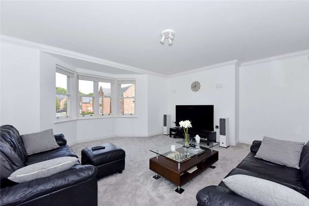 An immaculate two double bedroom apartment situated on the popular and private Longbourn development. - Photo 1