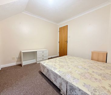 3 bed Terraced House To Let - Photo 6