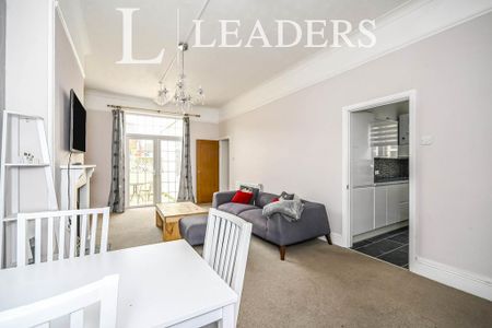 2 bedroom flat to rent - Photo 2