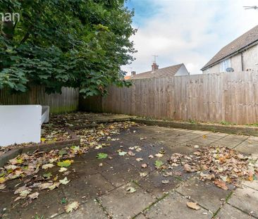 4 bedroom semi-detached house to rent - Photo 5