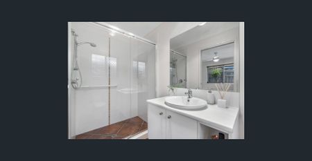 Spacious Bayside Family Home in Leafy Wakerley - Photo 4