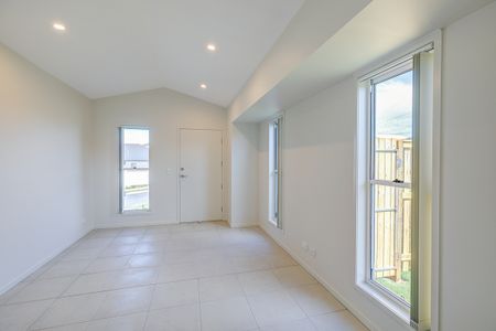 Bright and Beautiful Family Home - Photo 2