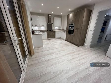 3 bedroom semi-detached house to rent - Photo 5