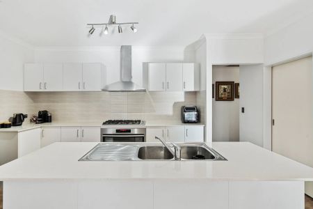 Beautifully Presented Family Home - Photo 5