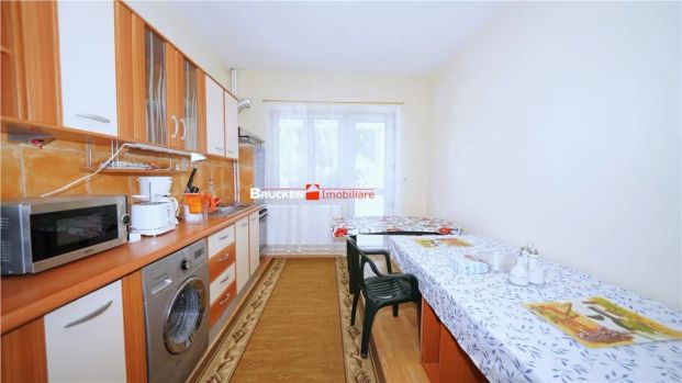 Apartament cu terasa, curte si parcare, intr-o zona linistita de case - Fotografie 1