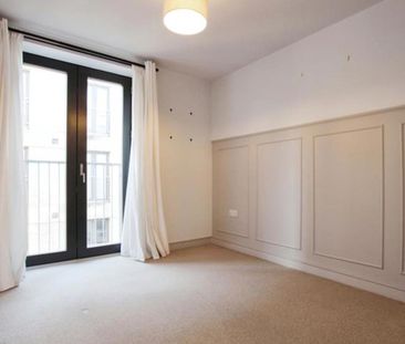 A modern two bedroom harbourside apartment with an allocated parkin... - Photo 4