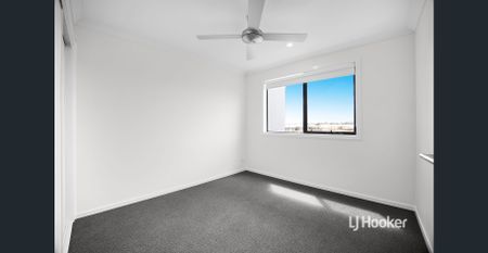 Comfort, Convenience and Contemporary Appeal! - Photo 3