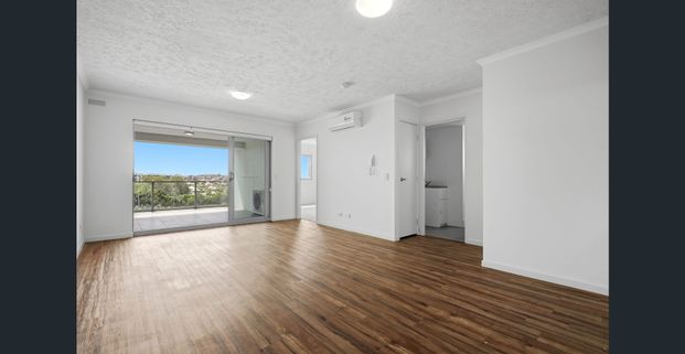 Stylish Apartment with Stunning Easterly Views - Photo 1