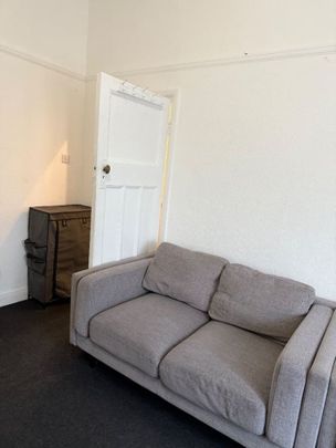 2 Bed Flat, Eastern Avenue, IG2 - Photo 1