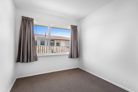 Comfortable 3-Bedroom Home – Lawns Included! Halswell - Photo 4