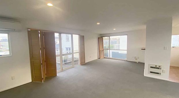 Central City fringe townhouse - Photo 1