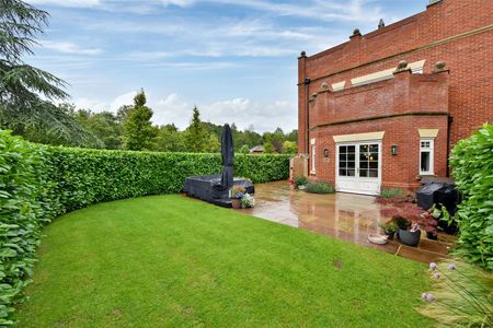 A very spacious and high specification apartment with private garden and car parking situated on a private Winkfield estate. - Photo 4