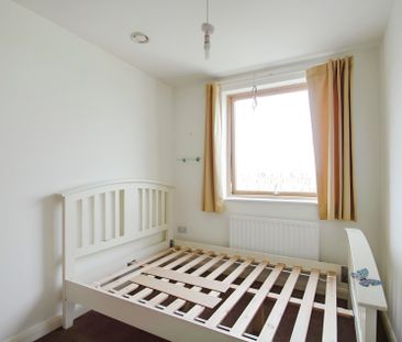 2 bed flat to rent in Bath Road, Hounslow, TW3 - Photo 3