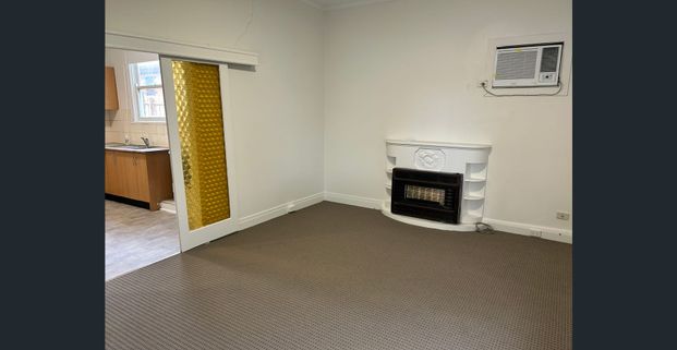 Three bedroom home in the heart of Sunshine - Photo 1
