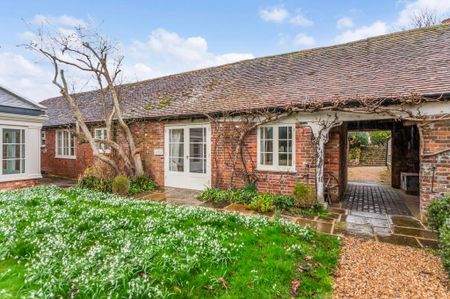 2 bedroom character property to rent - Photo 2