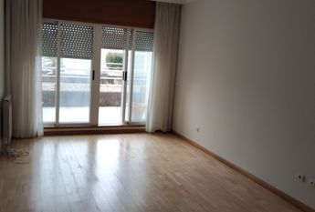 Apartamento T1 para Arrendamento no Porto com Garagem e Arrumos