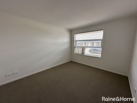 Modern 4-Bedroom Family Home in Munno Para Downs! - Photo 5