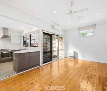 Quaint home in the heart of Port Melbourne - Photo 2