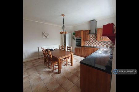 3 bedroom flat to rent - Photo 5