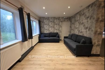4 Bedroom Rentals in Leeds - Photo 3