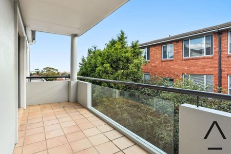 Sunny one bedroom apartment on 3rd floor of security complex with lift - Photo 5