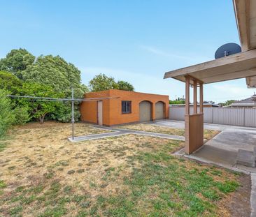 READY TO MOVE IN - WENDOUREE - Photo 3