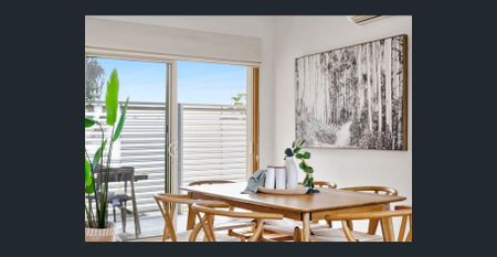 Right in the Heart of Torquay - Photo 3