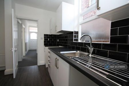 4 bedroom semi-detached house to rent - Photo 5