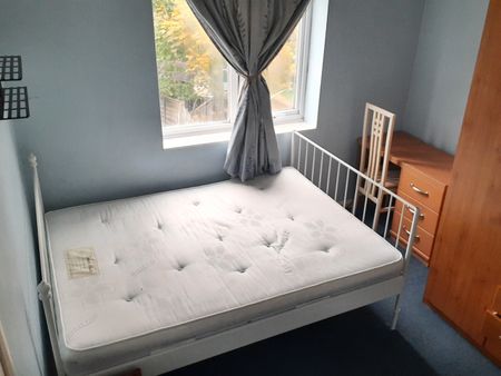 Room in a Shared House, Randlesdown Road, SE6 - Photo 4