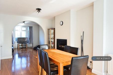 4 bedroom semi-detached house to rent - Photo 5