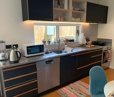 Live Sustainably: 2 Bedroom Apartment with Garden - Photo 4