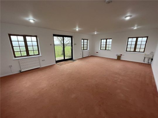 A stunning country house with a recently renovated interior and well maintained garden, including a self contained, detached studio. - Photo 1