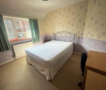 4 bedroom semi-detached house to rent - Photo 4