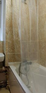 1 bedroom in a flat share to rent - Photo 3