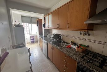 Quarto individual com varanda perto do metro linha azul