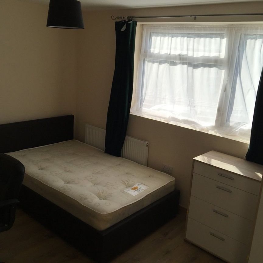 5 Bed Semi-Detached House, Freeburn Causeway, CV4 - Photo 1