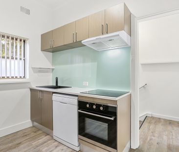 Freshly Renovated 3 Bedroom Duplex in Prime Location - Photo 5