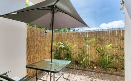 SPACIOUS TOWNHOUSE IN SOUGHT AFTER LOCATION! - Photo 2