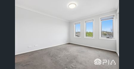MODERN FOUR BEDROOM FAMILY HOME WITH SPACIOUS LIVING & LANDSCAPED BACKYARD - Photo 3